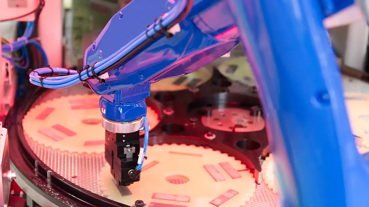 Schleifen und Polieren von Türgriffen Schleifen und Polieren von Türgriffen